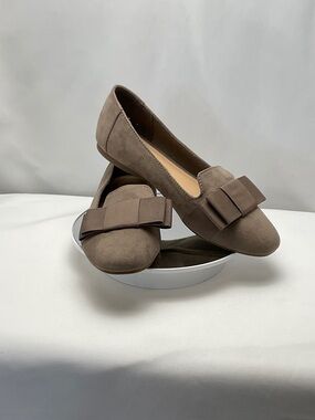 FIONI Women’s 7 Taupe Bow Suede Loafers #0283